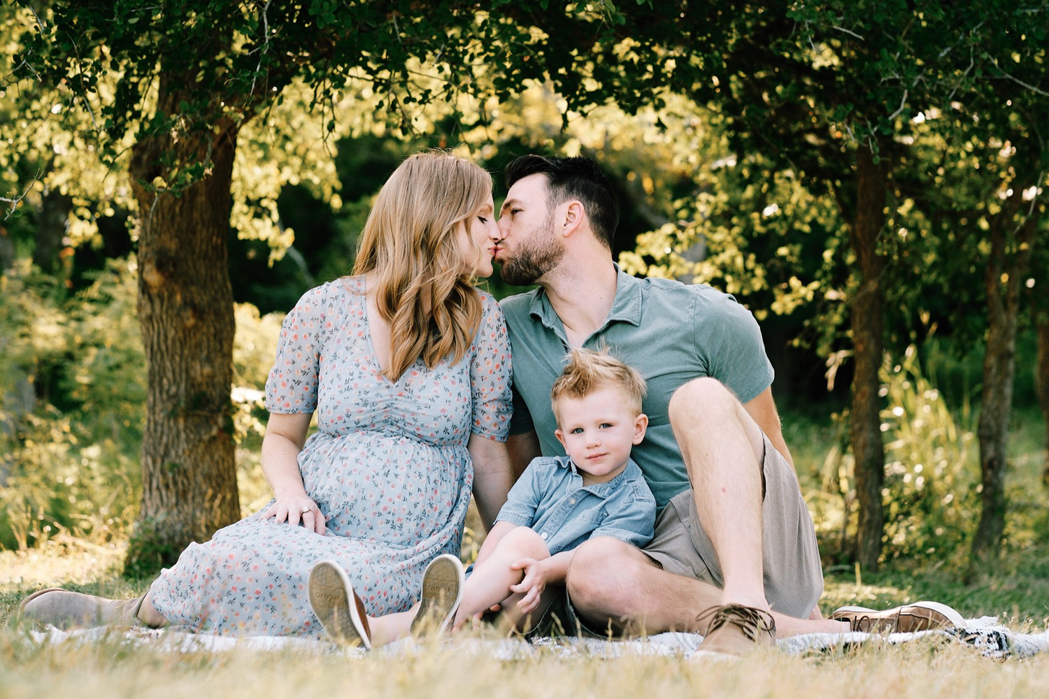 Maternity and family portrait session for the O'Leary family by Austin family photographers Mercedes Morgan Photography 